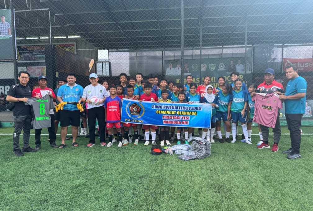SIWO PWI Kalteng Serahkan Bantuan Alat Olahraga ke SSB Supel Kapuas  