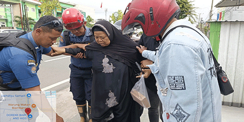 Ibu Terjatuh di Depan MAN Sampit, Petugas Damkar Kotim Bergerak Cepat