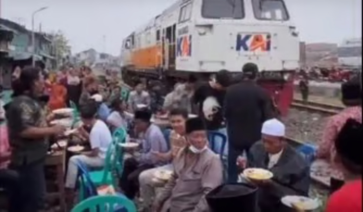 KAI Daop 8 Surabaya Sesalkan Kegiatan Hajatan Lamaran di Sekitar Jalur Rel Kereta Api