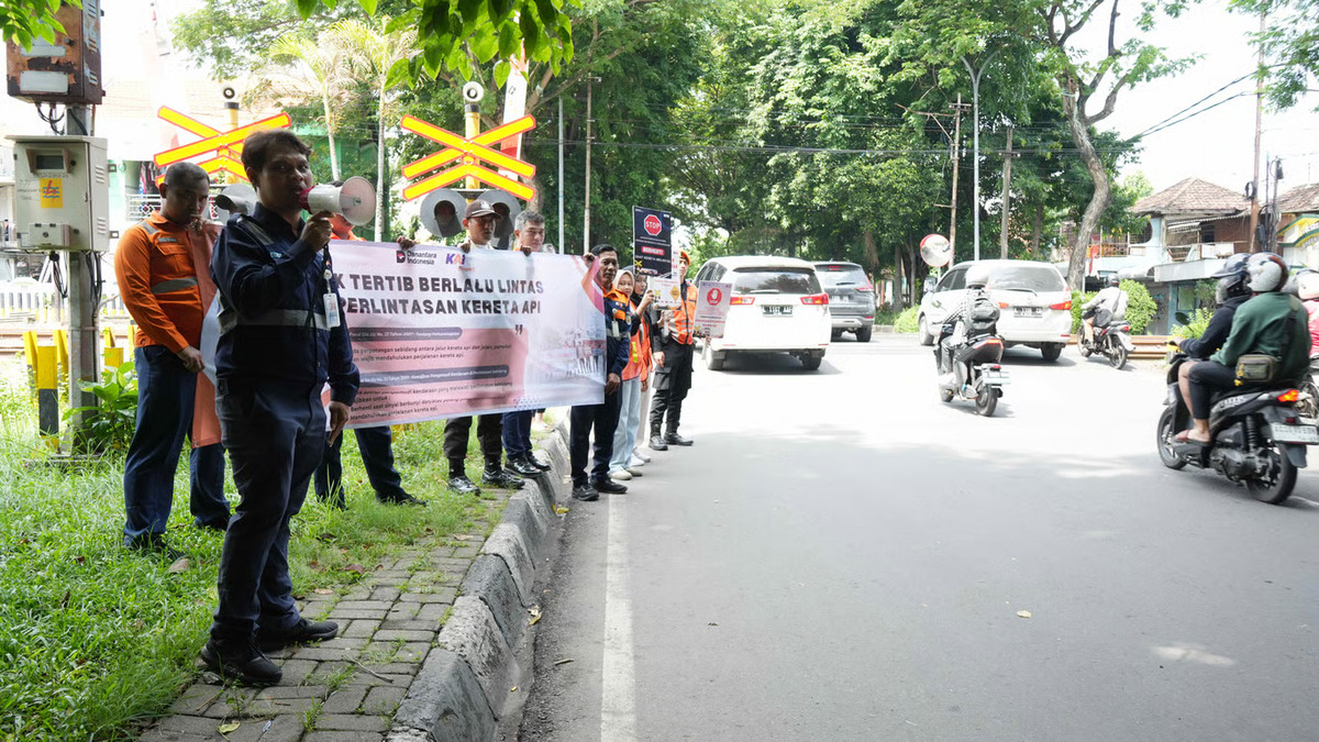 KAI Daop 8 Surabaya dan KAI Properti Gencarkan Sosialisasi Keselamatan di Perlintasan Sebidang Jelang Nataru 2025/2026