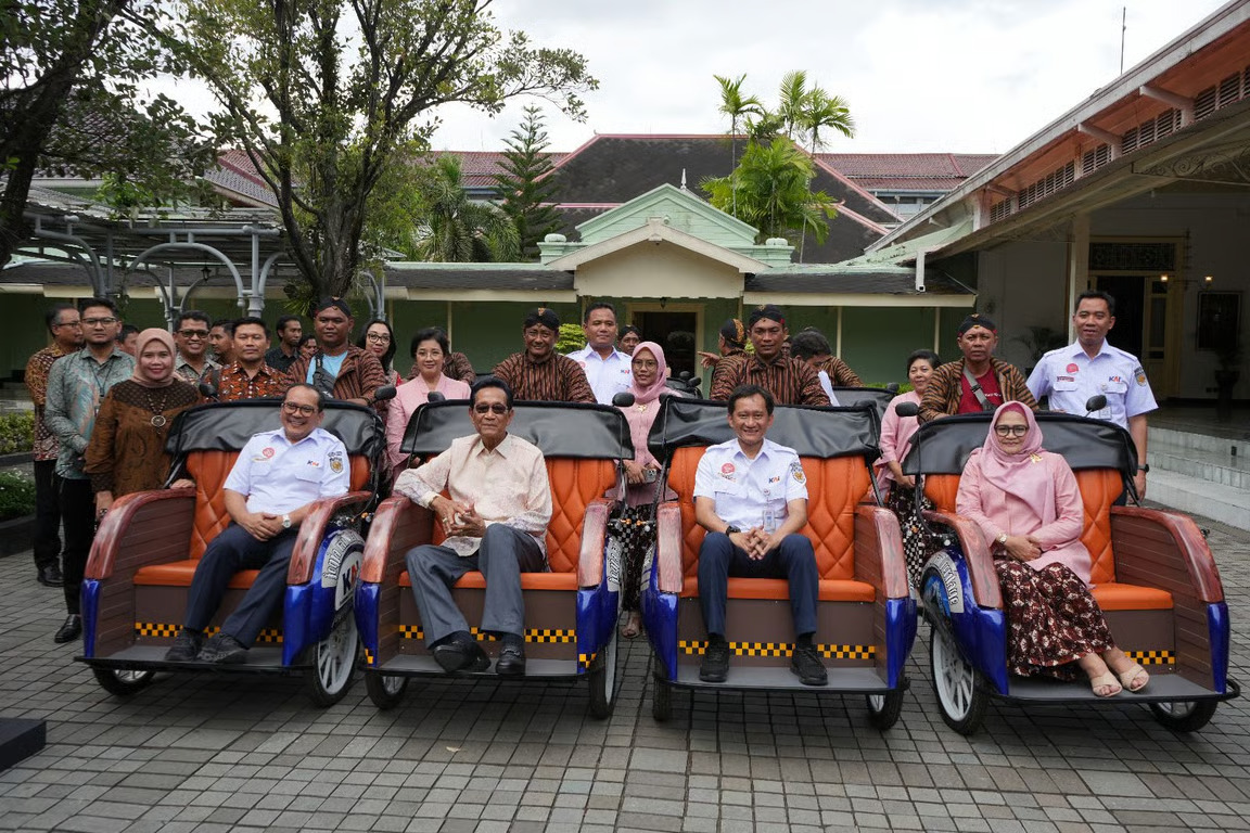 KAI Salurkan Bantuan CSR Becak Listrik kepada Pemerintah Daerah DIY Dukung Ekosistem Transportasi Modern yang Ramah Lingkungan