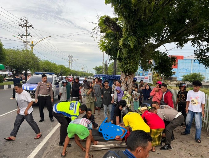 Penjual Kembang Api Tewas di Lokasi Usai Ditabrak Mobil dari Arah Tangkiling