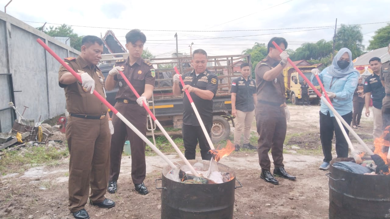 Kejari Kotim Musnahkan Barang Bukti 245 Perkara Sepanjang 2025