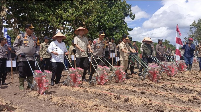 Gubernur Kalteng Pimpin Penanaman Jagung Kuartal IV di Kapuas Dukung Swasembada Pangan 2025
