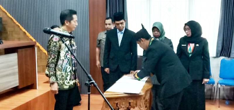 Tegakkan Tata Kelola Desa, Sekda Muhlis Lantik PAW BPD dan Pejabat Sementara Damang