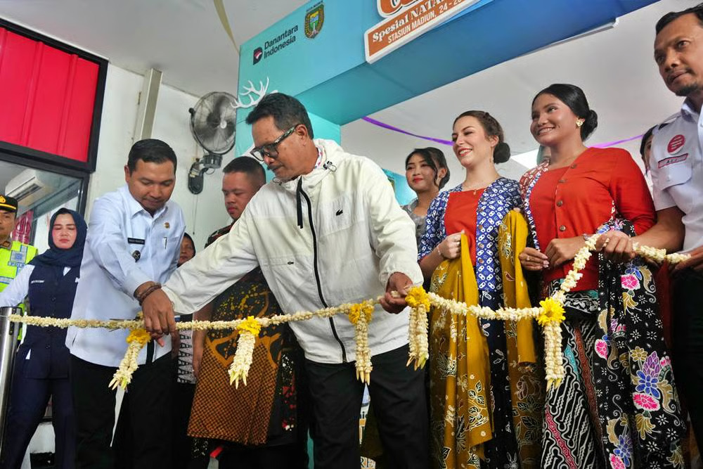 Rayakan Hari Ibu dan Dukung UMKM dalam Angkutan Nataru 2025/2026, KAI Daop 7 Madiun Gelar Fashion Batik dan Bazar di Stasiun Madiun