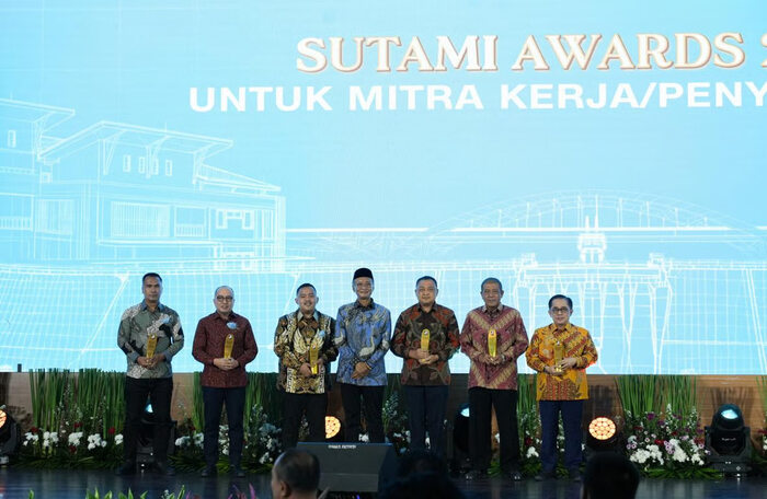 Kementerian Pekerjaan Umum Anugerahkan WSBP sebagai Penyedia Jasa Terbaik pada SUTAMI AWARD