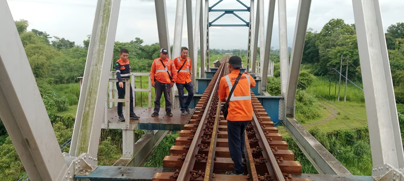 Guna Mitigasi Gangguan dan Pasca Pencurian Prasarana, Daop 7 Madiun Intensifkan Pemeriksaan Jalur Kereta Api
