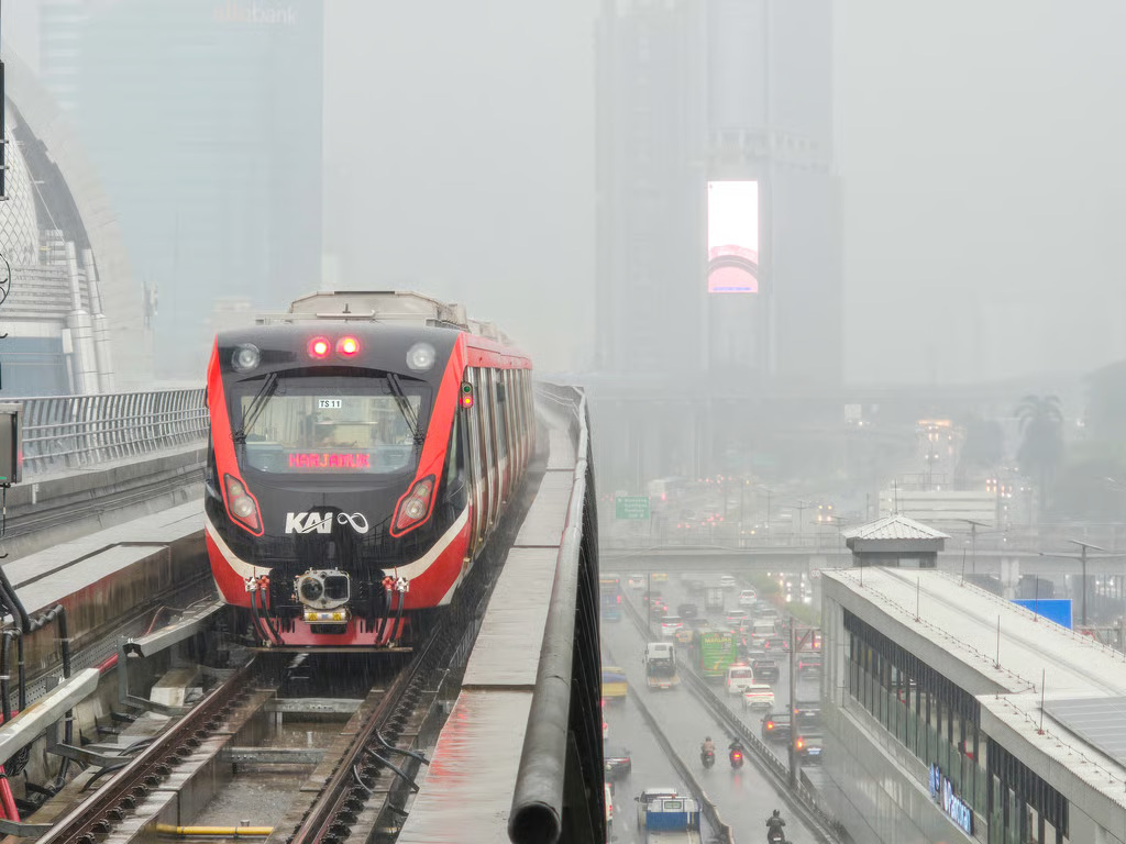 Musim Hujan, LRT Jabodebek Dukung Mobilitas Perkotaan yang Lebih Terprediksi dan Nyaman