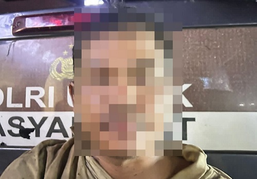 Horor di Gohong, Pria Bongsor Mengamuk Menenteng Senjata Tajam di Tengah Jalan