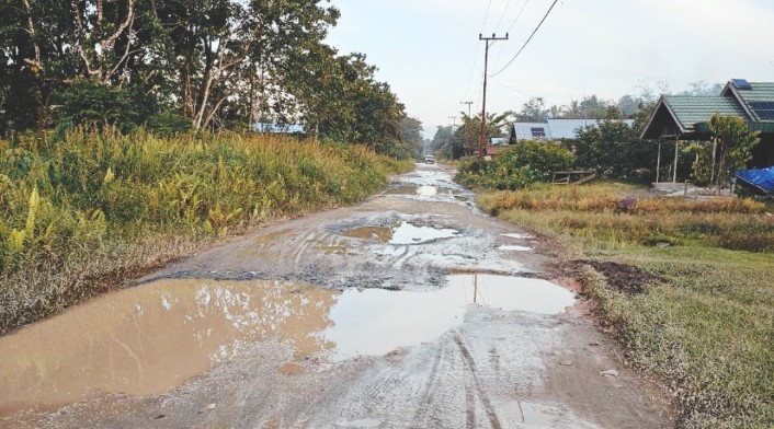 Legislator Soroti Kerusakan Parah Jalan Desa Buhut Jaya Akibat Angkutan Tambang