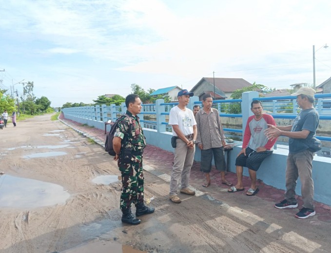 Cegah Banjir Musim Hujan, Babinsa Palangka Ajak Warga Jaga Kebersihan Lingkungan